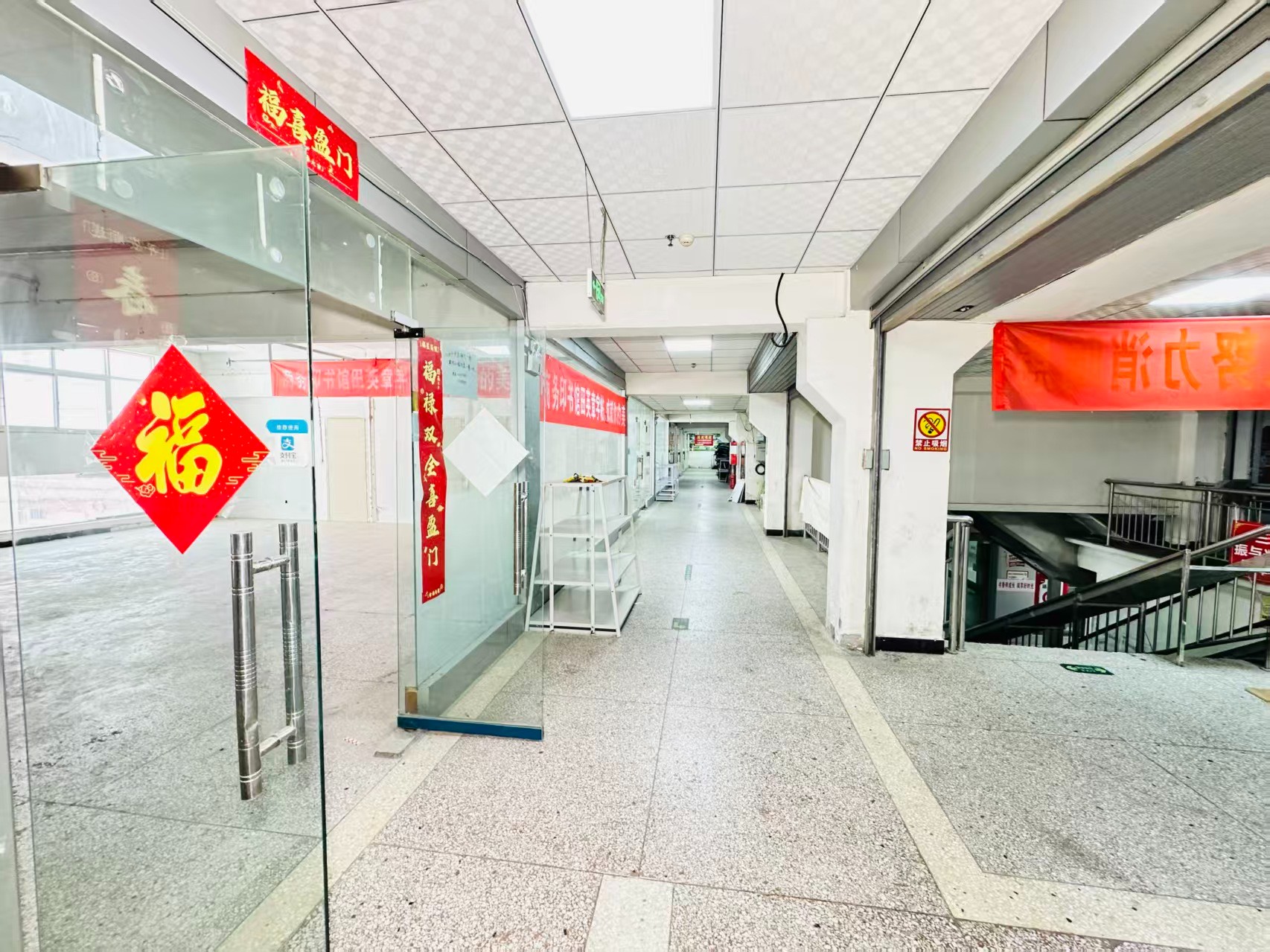 古城快速路灵活办公空间，满足企业不同发展阶段需求 ✨ 商业配套完善，助力企业快速成长 ✨ AI产业资源链接，共建创新生态 ✨ 办公、展示、运营一体化空间  现在入驻，抢占AI产业发展新赛道！