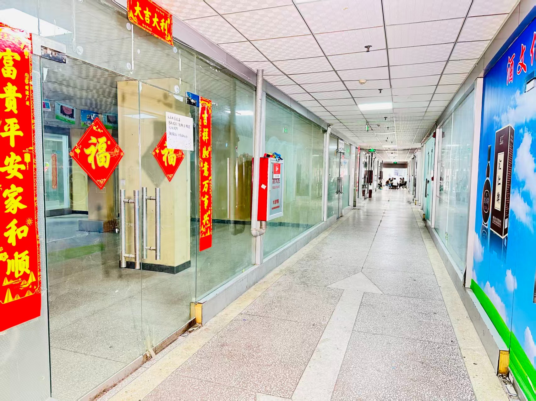 古城快速路园区位于洛阳市老城区春都路商贸核心区域，周边商业氛围成熟，交通便利，配套完善。依托传统副食品商贸资源，园区具备良好的经营基础和人气优势，是企业办公、商品展示、批发零售及创业发展的理想选择。