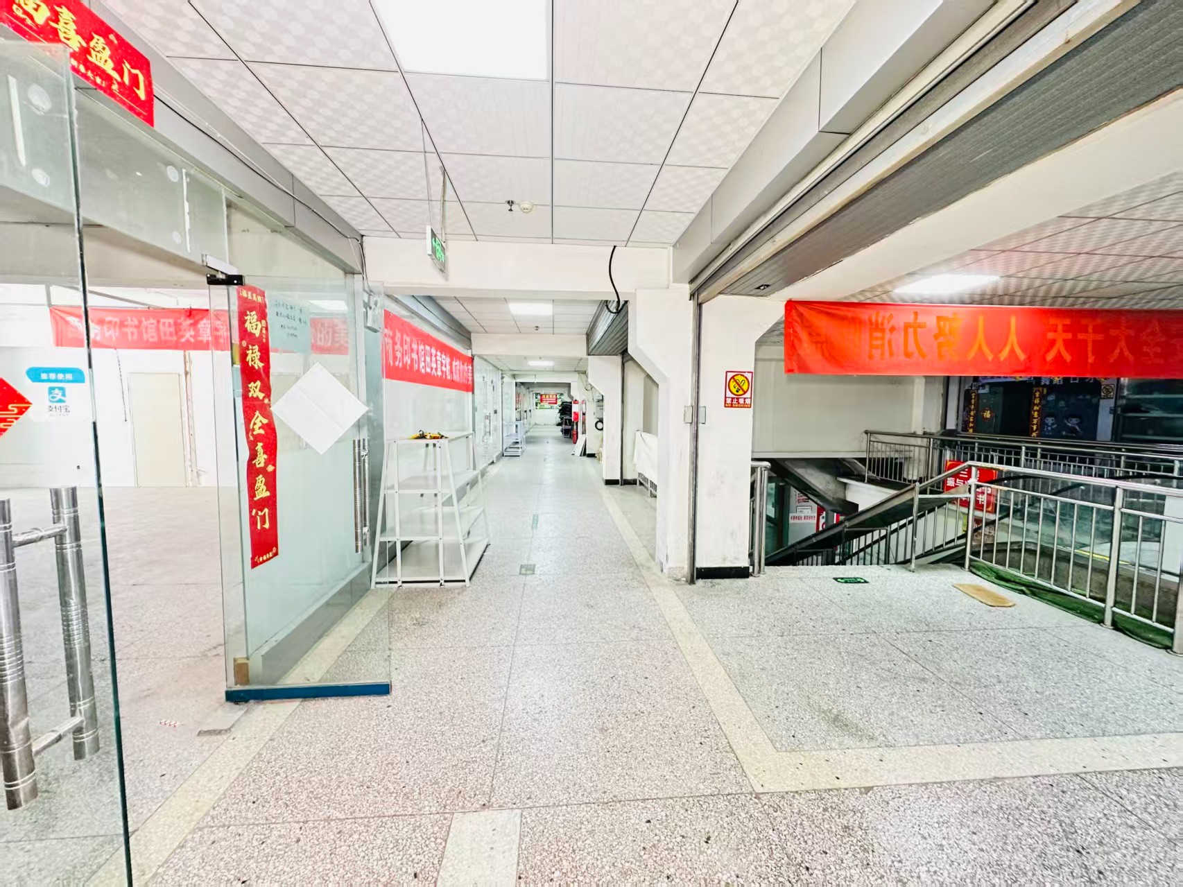 古城快速路引入人工智能技术应用场景，推动AI与商业、零售、电商、企业服务等领域融合发展。